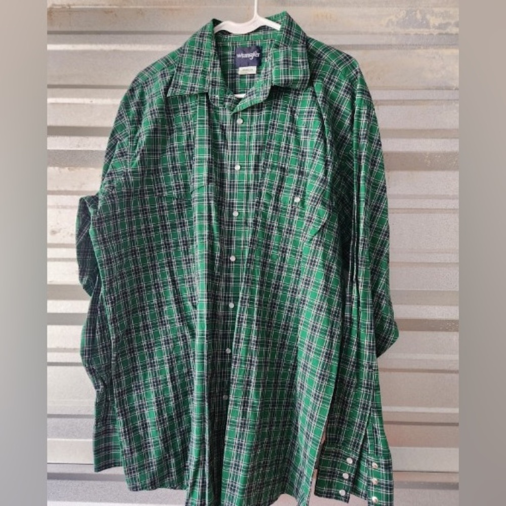 Mens Wrangler 2XL pearl snap shirt.